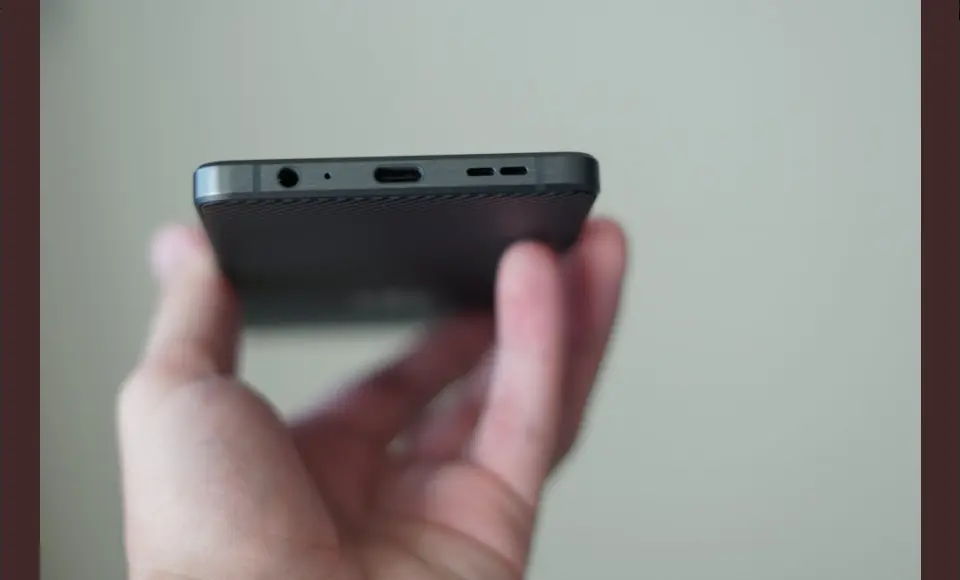 Sisi bawah BlackBerry Motion (Sumber: Twitter @crackberrykevin)