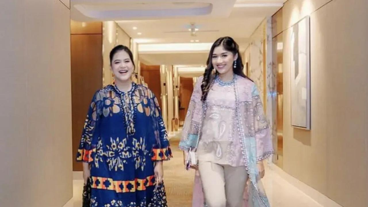 Kahiyang dan Erina juga tampil menawan dalam fashion show koleksi Spring/Summer dari Biyan.