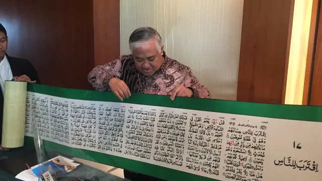 Indonesia dapat Hadiah Alquran Sulaman Tangan Asli dari Pemeluk Konghucu. (Liputan6.com/M. Radityo P.)