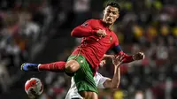 Tak lama berselang Cristiano Ronaldo mempunyai peluang menggandakan keunggulan Portugal. Sayang, tendangan bebasnya masih melambung tipis di atas mistar gawang Serbia yang dikawal Predrag Rajkovic. (AFP/Patricia De Melo Moreira)