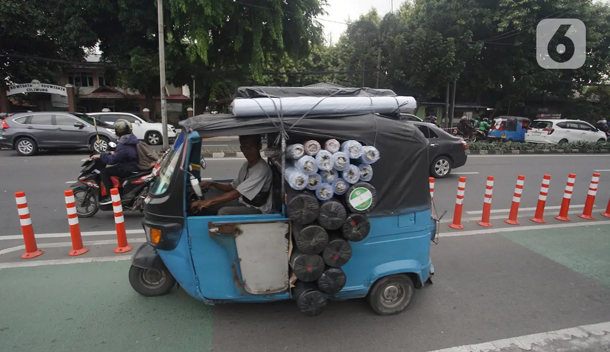 Bajaj melintasi jalur khusus sepeda yang berada di Jalan Pejompongan Raya, Jakarta Pusat,Selasa (15/11/2022). Kepala Dinas Perhubungan Jakarta Syafrin Liputo memastikan tidak ada pembangunan jalur sepeda di 2023 dan akan mengevaluasi efektivitas pemanfaatan jalur sepeda eksisting di ibukota Jakarta. (merdeka.com/Arie Basuki)
