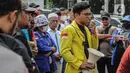 Mahasiswa dan buruh menggelar konferensi pers pernyataan sikap pengesahan Perppu Cipta Kerja menjadi Undang Undang di depan gedung DPR RI, Jakarta, Minggu (26/3/23). (Liputan6.com/Johan Tallo)