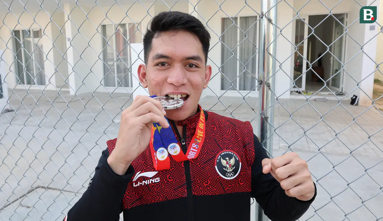 Kontingen Indonesia berhasil meraih medali pertama berupa perak di SEA Games 2023 melalui cabang olahraga Kun Bokator, cabor bela diri tradisional asli Kamboja. Adalah Alfadhila Ramadhan, atlet asal Depok berstatus mahasiswa UMJ yang menyumbang medali perak tersebut di nomor Men's Spirit Form usai menyelesaikan nomor final di Chroy Changvar Convention Center, Phnom Penh, Kamboja, Kamis (4/5/2023). (Bola.com/Abdul Aziz)