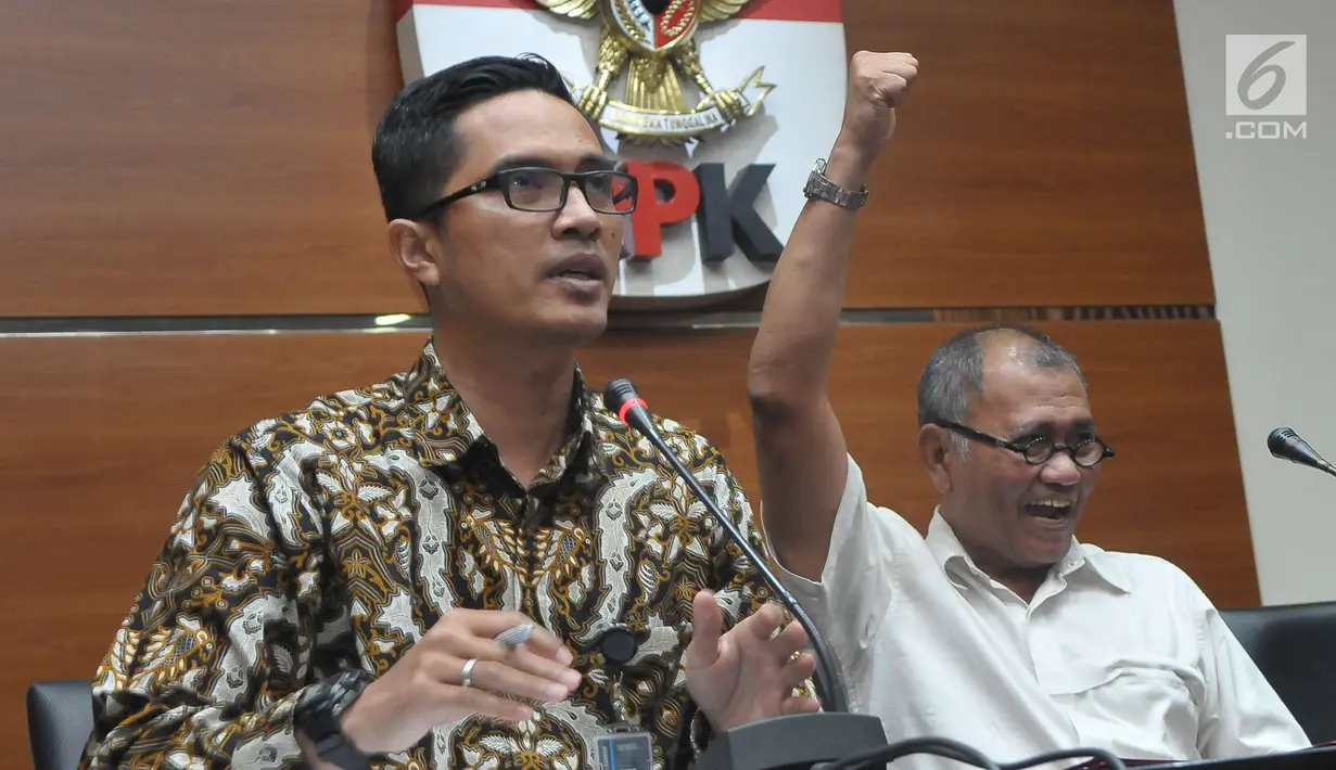 Ketua KPK Agus Rahardjo mengepalkan tangan saat memberikan keterangan pers terkait penetapan Ketua DPR RI Setya Novanto sebagai tersangka di Gedung KPK Jakarta, Senin (17/7). (Liputan6.com/Helmi Afandi)