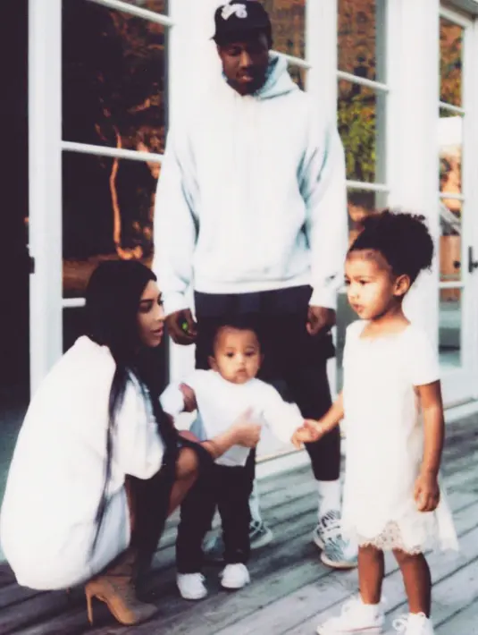 Ini foto saat Kim Kardashian kembali ke Instagram usai satu bulan lebih vakum karena peristiwa perampokan di Paris. (instagram/kimkardashian)