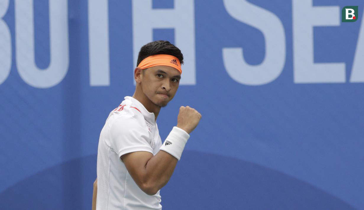 Ganda campuran, Christopher Rungkat, merayakan kemenangan atas wakil Thailand pada laga final SEA Games 2019 di Rizal Memorial Sports Complex, Sabtu (7/12). Indonesia menang dengan skor 4-6, 6-4 dan 10-8. (Bola.com/M Iqbal Ichsan)