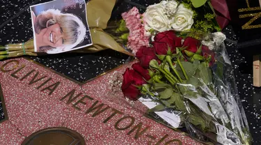 Karangan bunga untuk Olivia Newton-John di Hollywood Walk of Fame. (AP Photo/Damian Dovarganes)