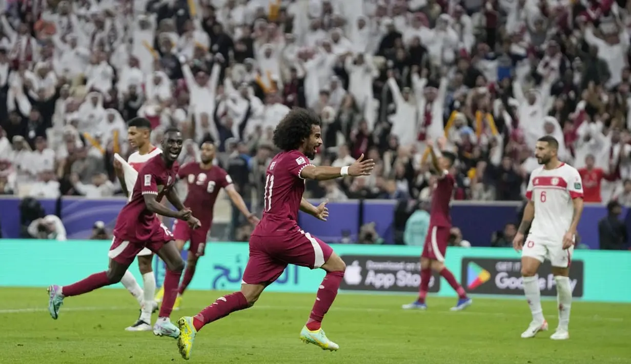 Pemain Qatar, Akram Afif, melakukan selebrasi setelah mencetak gol ke gawang Lebanon pada babak penyisihan Grup A Piala Asia 2023 di Stadion Lusail, Jumat (12/1/2024). Qatar menang tiga gol tanpa balas. (AP Photo/Thanassis Stavrakis)