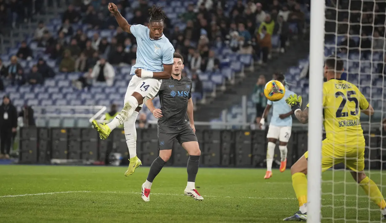 Pemain Lazio, Tijjani Noslin (kiri) mencetak gol melalui sundulan ke gawang Napoli pada babak laga 16 besar Coppa Italia 2024/2025 di Olympic Stadium, Roma, Italia, Jumat (06/12/2024) WIB. (AP Photo/Andrew Medichini)