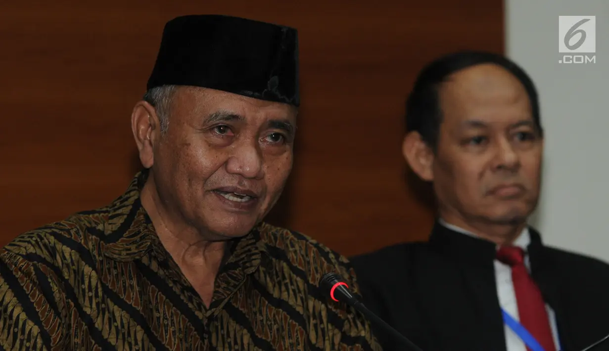 Ketua KPK Agus Rahardjo dan Chief Commissioner MACC, Datuk Sri Mohd Shukri bin Abdul memberi keterangan usai menandatangani perpanjangan MoU di gedung KPK, Jakarta, Senin (5/11). (Merdeka.com/Dwi Narwoko)