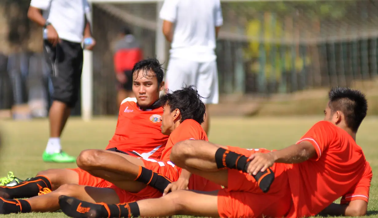 Gunawan Dwi Cahyo dan rekan-rekannya melakukan pendinginan seusai berlatih di Lapangan Kusuma Agrowisata, Batu, Malang, Rabu (4/11/2015). (Bola.com/Kevin Setiawan)