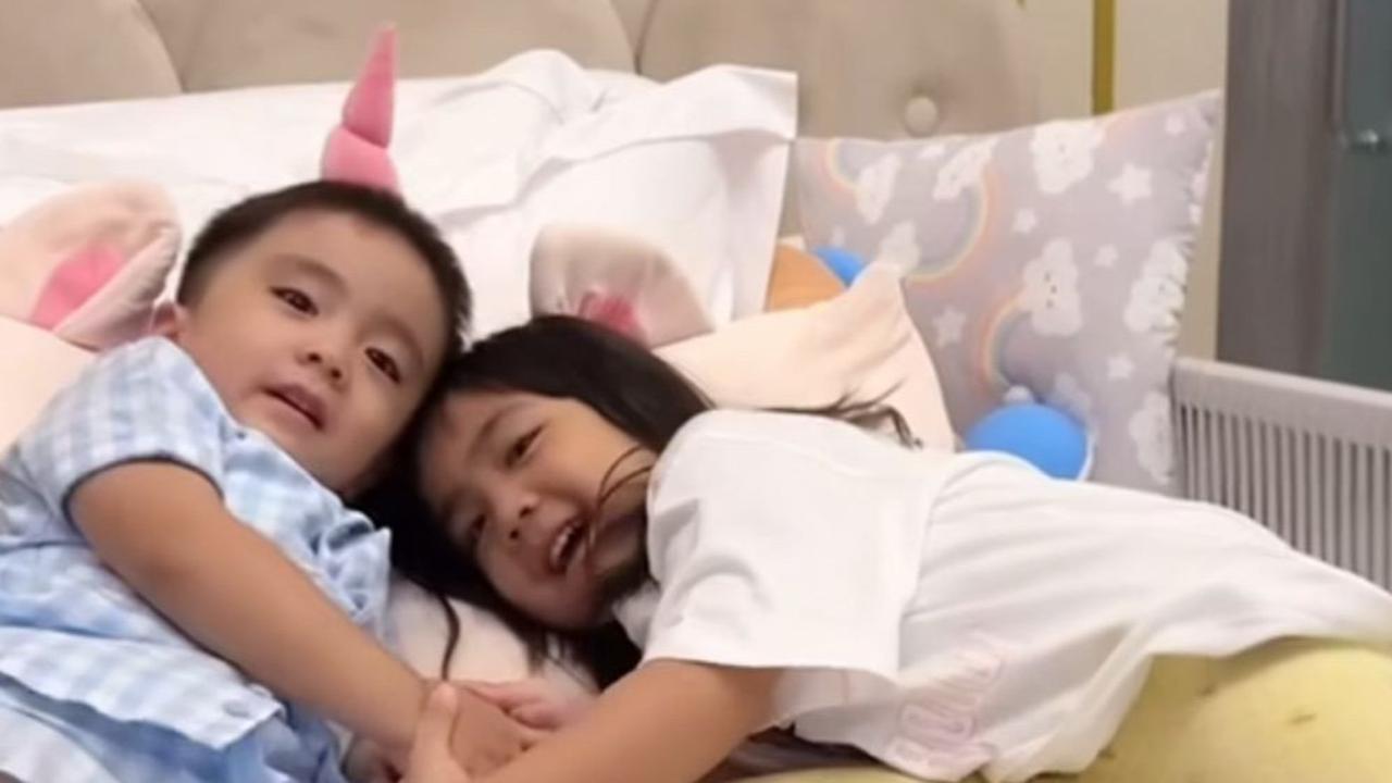 4 Potret Menggemaskan Anak Sulung Momo Geisha Sabar Ajari Sang Adik Berdoa, Banjir Pujian