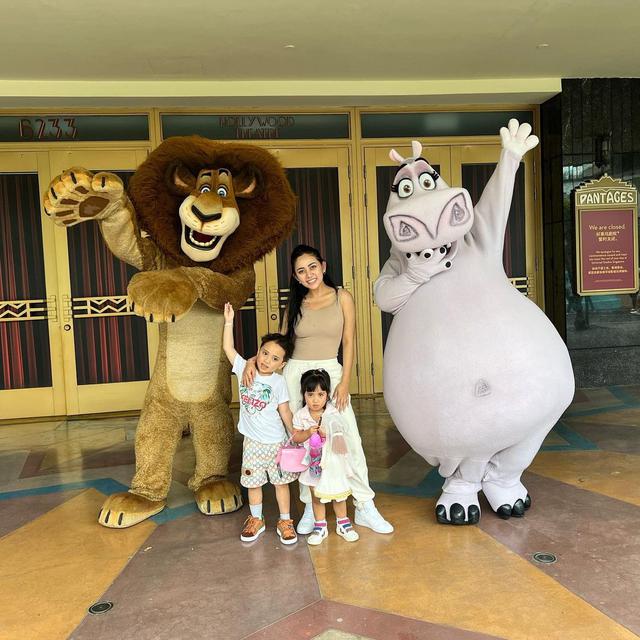 Rachel Vennya diketahui sedang berada di Singapura bersama kedua anaknya, Xabiru dan Chava (https://www.instagram.com/p/Cd-f1muraHk/)