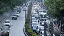 Sejumlah kendaraan melintas di Jalan Rasuna Said, Kuningan, Jakarta, Jumat (6/1). Revisi Pergub No.149 tahun 2016 tentang pengendalian Lalu Lintas dengan Jalan Berbayar Elektronik atau ERP ini ditargetkan akan selesai 2 pekan. (Liputan6.com/Yoppy Renato)