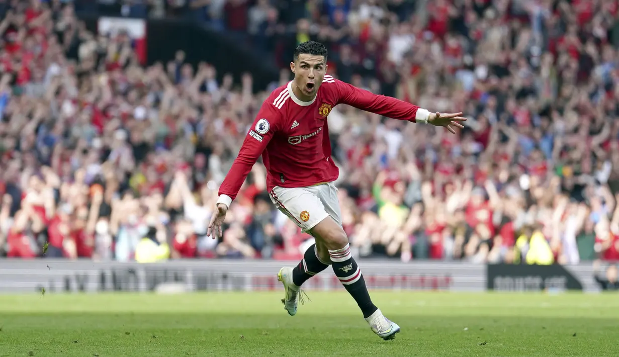 Pemain Manchester United Cristiano Ronaldo melakukan selebrasi usai mencetak gol ke gawang Norwich City pada pertandingan sepak bola Liga Inggris di Stadion Old Trafford, Manchester, Inggris 16 April 2022. Manchester United menang 3-2. (AP Photo/Jon Super)