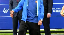 Pemain sepak bola asal Brasil, Ronaldinho beraksi memainkan bola saat peluncuran akademi sepak bola di China (24/2). Fasilitas akademi ini akan menjadi yang terbesar dari 20 akademi sepak bola Barcelona di seluruh dunia. (Handout / Mission Hills / AFP)