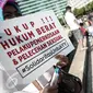 Aktivis menggelar aksi solidaritas untuk Yuyun disela car free day di Bundaran HI Jakarta, Minggu (8/5). Pada kegiatan itu, pengunjung menandatangani spanduk sebagai bentuk kekecewaan atas kekerasan seksual yang menimpa Yuyun. (Liputan6.com/Faizal Fanani)