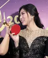 Raisa dan Isyana Sarasvati, dua wanita cantik yang juga memiliki suara emas ini berhasil membuktikan kepiawaiannya dalam bermusik. Di ajang AMI Awards 2017, mereka membawa pulang piala kemenangan. (Deki Prayoga/Bintang.com)