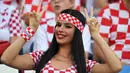 Aksi suporter Kroasia saat berpose sebelum pertandingan antara Kroasia dan Nigeria dalam Piala Dunia 2018 di Stadion Kaliningrad, Kaliningrad, Sabtu, (16/6). (Patrick Hertzog/AFP)