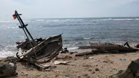 Bangkai kapal kayu milik nelayan yang terdampar di bibir Pantai Anyer Carita usai Tsunami Selat Sunda (Liputan6.com / Nefri Inge)