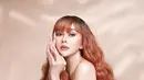 Lewat keterangan fotonya, rambut Aura Kasih ini ditata langsung oleh hairdo Lifita Huang yang sudah jadi langganan artis. Sedangkan Fashion Stylist Aura Kasih mempercayakan Belly Iverzon. Mantan istri Eryck Amaral ini terlihat awet muda. (Liputan6.com/IG/@aurakasih)