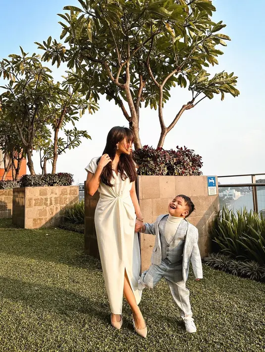 Penampilan Fuji dengan rambut panjang pertama kali diunggah lewat kebersamaannya dengan sang sahabat Azizah Salsha dan keponakannya, Gala Sky. [Foto: Instagram/fuji_an]