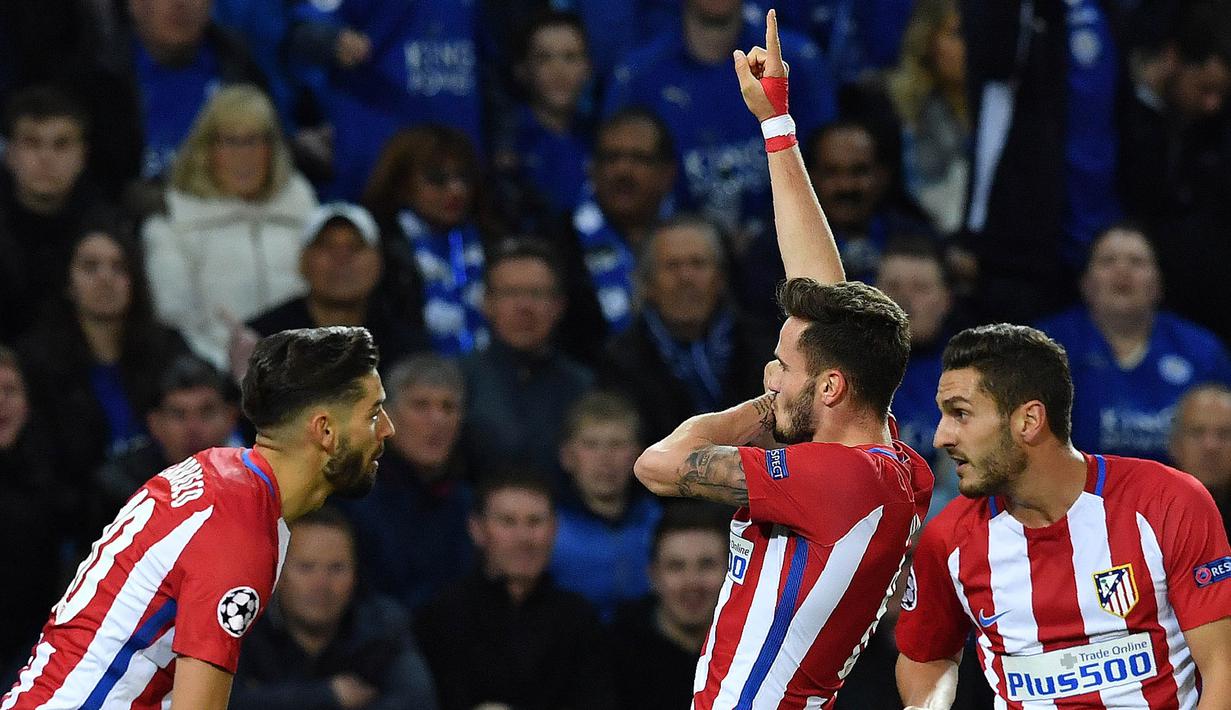 Gelandang Atletico Madrid, Saul Niguez, merayakan gol ke gawang Leicester pada laga leg kedua Liga Champions di Stadion King Power, Inggris, Selasa (18/4/2017). Meski imbang 1-1, Atletico lolos ke semifinal dengan agregat 2-1. (AFP/Ben Stansall)