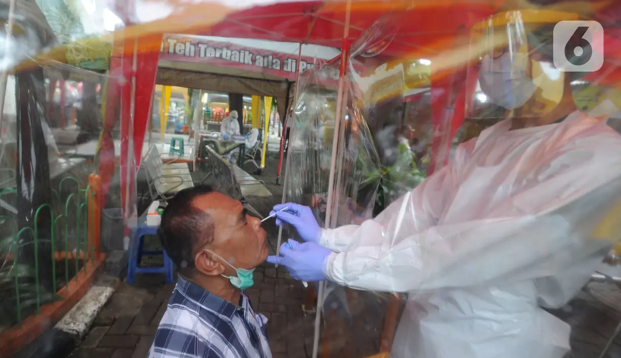 Petugas kesehatan melakukan rapid test antigen gratis bagi calon penumpang di Terminal Kalideres, Jakarta, Rabu (21/01/2021). Satlantas Polres Jakarta Barat dan Dishub DKI mengadakan rapid test antigen bagi mereka yang tidak membawa surat keterangan rapid test. (merdeka.com/Arie Basuki)