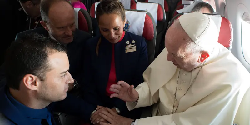 Sungguh Beruntung, Pasangan ini Dinikahkan Paus Frasiskus Diatas Pesawat