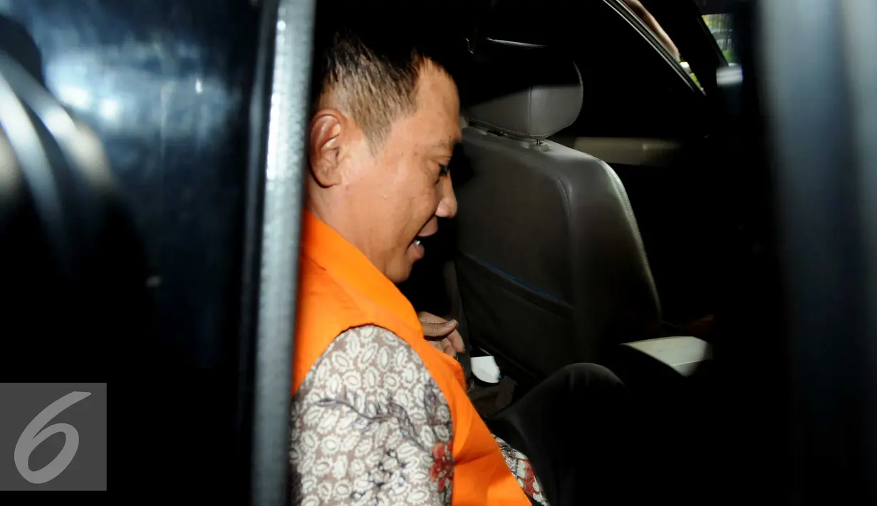 Bupati Rokan Hulu, Suparman memasuki mobil tahanan usai menjalani pemeriksaan KPK, Jakarta, Selasa (7/6). Suparman  menjadi tersangka pada kasus dugaan suap pembahasan RAPDB P TA 2014 dan/atau RAPBD TA 2015 Provinsi Riau (Liputan6.com/Helmi Afandi)