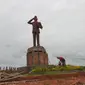 Patung Bung Karno di Banyuasin Sumsel yang dikritik oleh DKSS dan seniman Sumsel (Liputan6.com / Nefri Inge)
