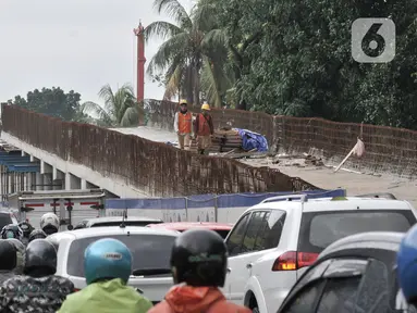 Kendaraan melintasi proyek pembangunan Flyover Lenteng Agung, Jakarta, Rabu (26/2/2020). Proyek jalan layang putar arah yang menghabiskan anggaran Rp140,8 miliar tersebut ditargetkan rampung pada November 2020. (merdeka.com/Iqbal S Nugroho)
