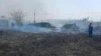 Puing bekas kebakaran di lahan kilang minyak Pertamina Tuban. (Adirin/Liputan6.com)