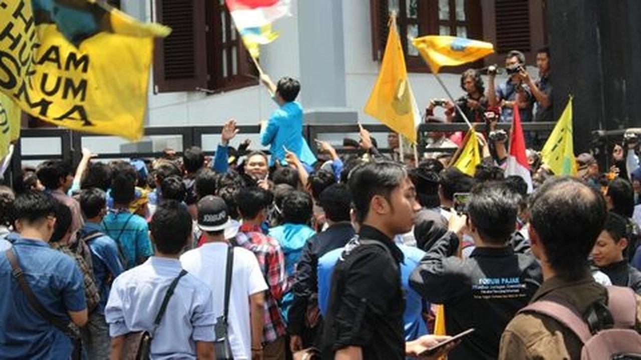 Satu tahun Jokowi-JK, puluhan mahasiswa geruduk Istana Bogor