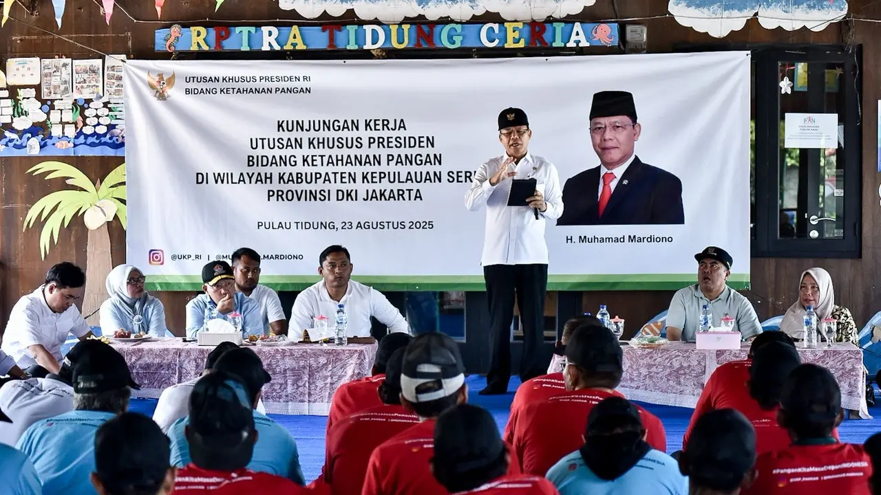 Utusan Khusus Presiden (UKP) Bidang Ketahanan Pangan, Muhamad Mardiono menyambangi kelompok nelayan di Pulau Tidung, Kabupaten Kepulauan Seribu, Jakarta.