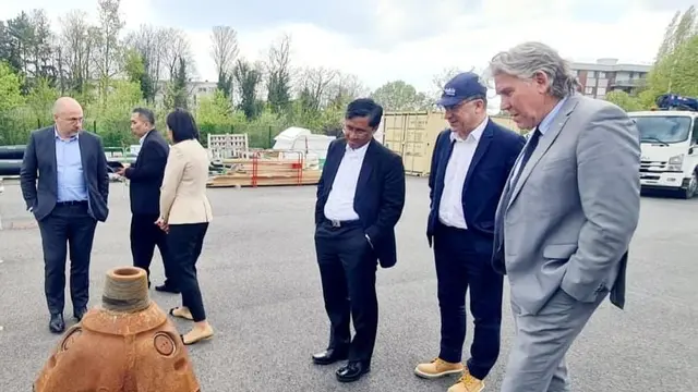 PLN bersama Asosiasi Geothermal Perancis melihat langsung ke proyek Geothermal Direct Use di kawasan padat penduduk Geothermie de Bagneux, Paris, Prancis yang dikelola dalam naungan Asosiasi GEODEEP(18/4/2023). (Dok PLN)