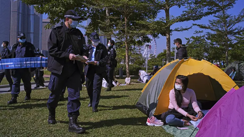 Cegah Penyebaran COVID-19, Polisi Hong Kong Patroli ke Taman