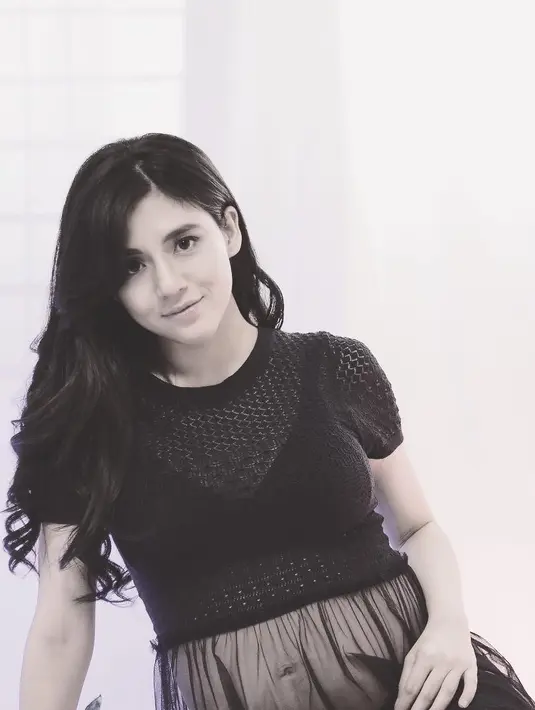 Kabar menggembirakan ini diketahui lewat unggahan foto di akun Instagram DJ Una. Ia berbagi berita bahagia ini dan tak lupa mengutarakan rasa syukurnya juga. (Instagram/putriuna)