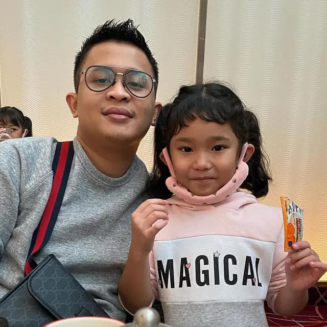 Sudah Diterima Jadi Bagian Keluarga, Ini 6 Potret Kedekatan Pacar Syifa dan Keluarga Ayu Ting Ting