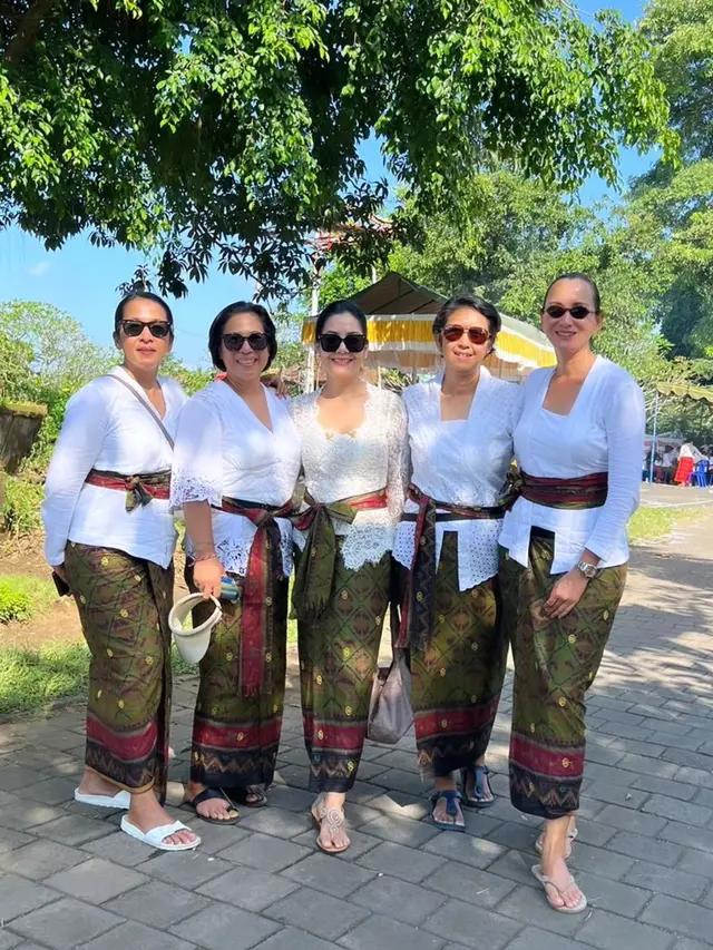 6 Pesona Awet Muda Lulu Tobing Berkebaya Putih Jalani Upacara Pelebon dan Mecaru di Bali