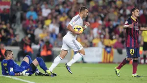 Striker Real Madrid, Jese Rodriguez, melakukan selebrasi usai mencetak gol ke gawang Barcelona pada laga La Liga di Stadion Camp Nou, Minggu (20/3/2016). Jese resmi meninggalkan PSG dan bergabung ke Stoke City. (AFP/Josep Lago)