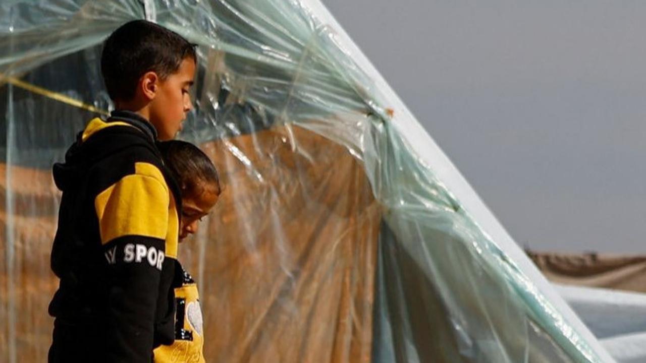 Hari demi hari mereka jalani dengan penuh kesulitan mencari air dan makanan. Foto: REUTERS/  Ibraheem Abu Mustafa