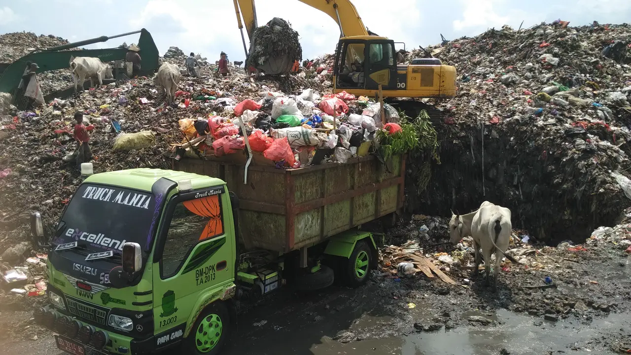 Satpol PP dan Camat Bersiaga di TPA Tamangapa