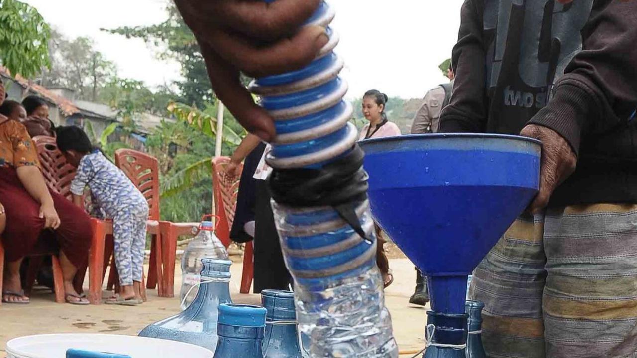 Warga yang tinggal di pinggiran Kali Ciliwung ini turut merasakan dampak kemarau berkepanjangan.&nbsp;Merdeka.com/Imam Buhori
