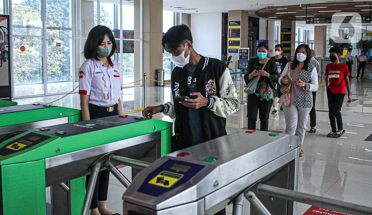 Petugas membantu penumpang memasuki Stasiun BNI City, Jakarta, Minggu (31/7/2022). Stasiun BNI City mulai melakukan uji coba operasi sebagai stasiun KRL untuk pelayanan naik dan turun penumpang KRL pada hari ini. (Liputan6.com/Faizal Fanani)