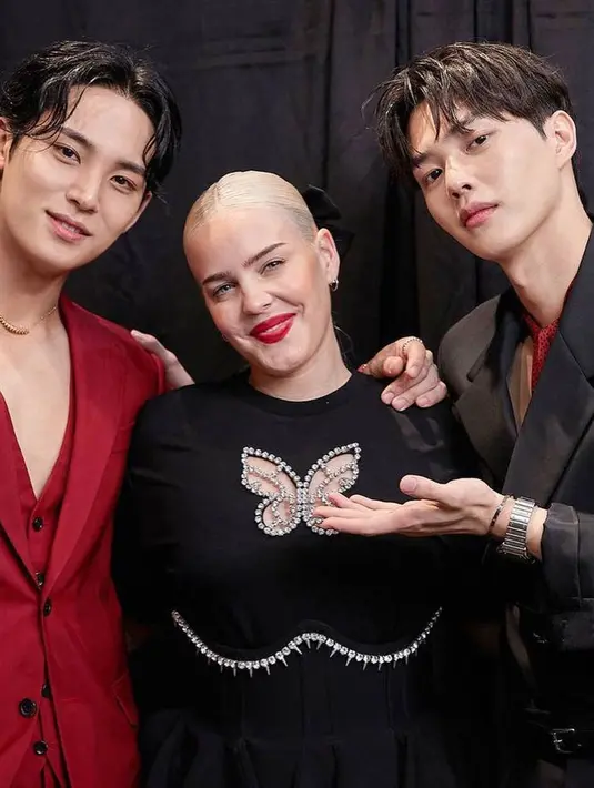 Song Kang dan personel boyband Seventeen itu juga berfoto dengan Anne Marie, penyanyi asal Inggris yang juga menghadiri acara tersebut. Pertemuan mantan MC Inkigayo ini langsung mengundang rasa penasaran penggemar. Keduanya masih tampak akrab meski sudah hampir tiga tahun sejak bekerja sama. (Liputan6.com/IG/@min9yu_k)