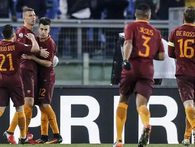 Para pemain AS Roma merayakan gol Edin Dzeko (2kiri) saat melawan Sampdoria pada laga Coppa Italia di di Roma Olympic stadium, Kamis (19/1/2017). Roma menang 4-0. (Angelo Carconi/ANSA via AP)