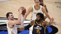 Pemain Mavericks Luka Doncic (kiri) melepaskan tembakan saat melawan Utah Jazz di laga NBA (AP)