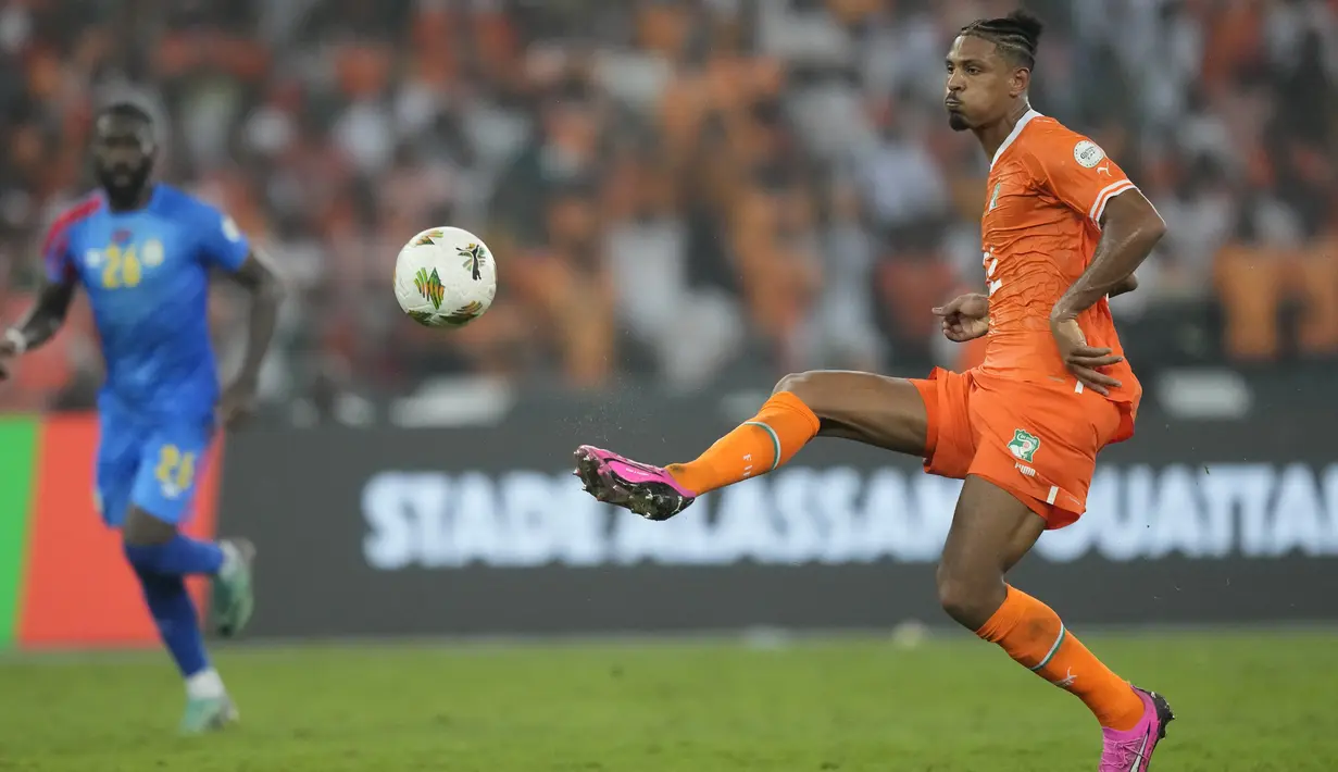 Pemain Pantai Gading, Sebastien Haller, melepaskan tendangan gawang Kongo pada laga semifinal Piala Afrika di Alassane Ouattara Olympic Stadium, Kamis (7/2/2024). (AP Photo/Sunday Alamba)