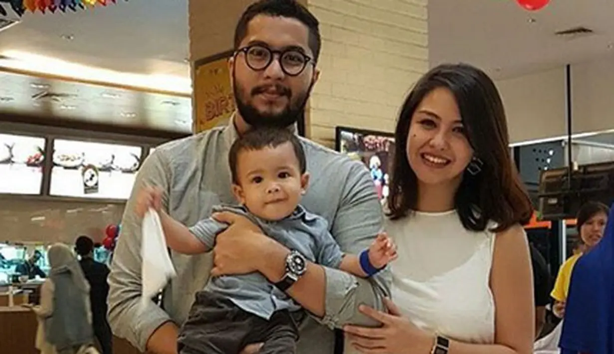 Revalina S Temat menuturkan dirinya hanya ingin memiliki dua anak dan rencana menambah momongan pun akan dilakukan Reva dan suaminya setelah Rihga Sadiwasakti Rabbani berusia dua tahun. (Instagram/Vatemat)